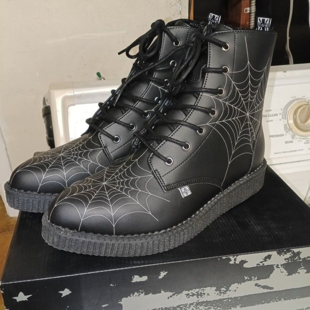 Tuk spider web boots